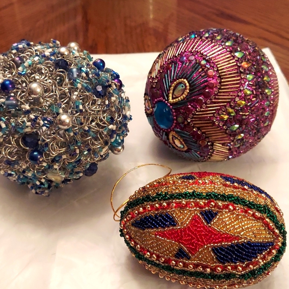 3 unique ornaments.